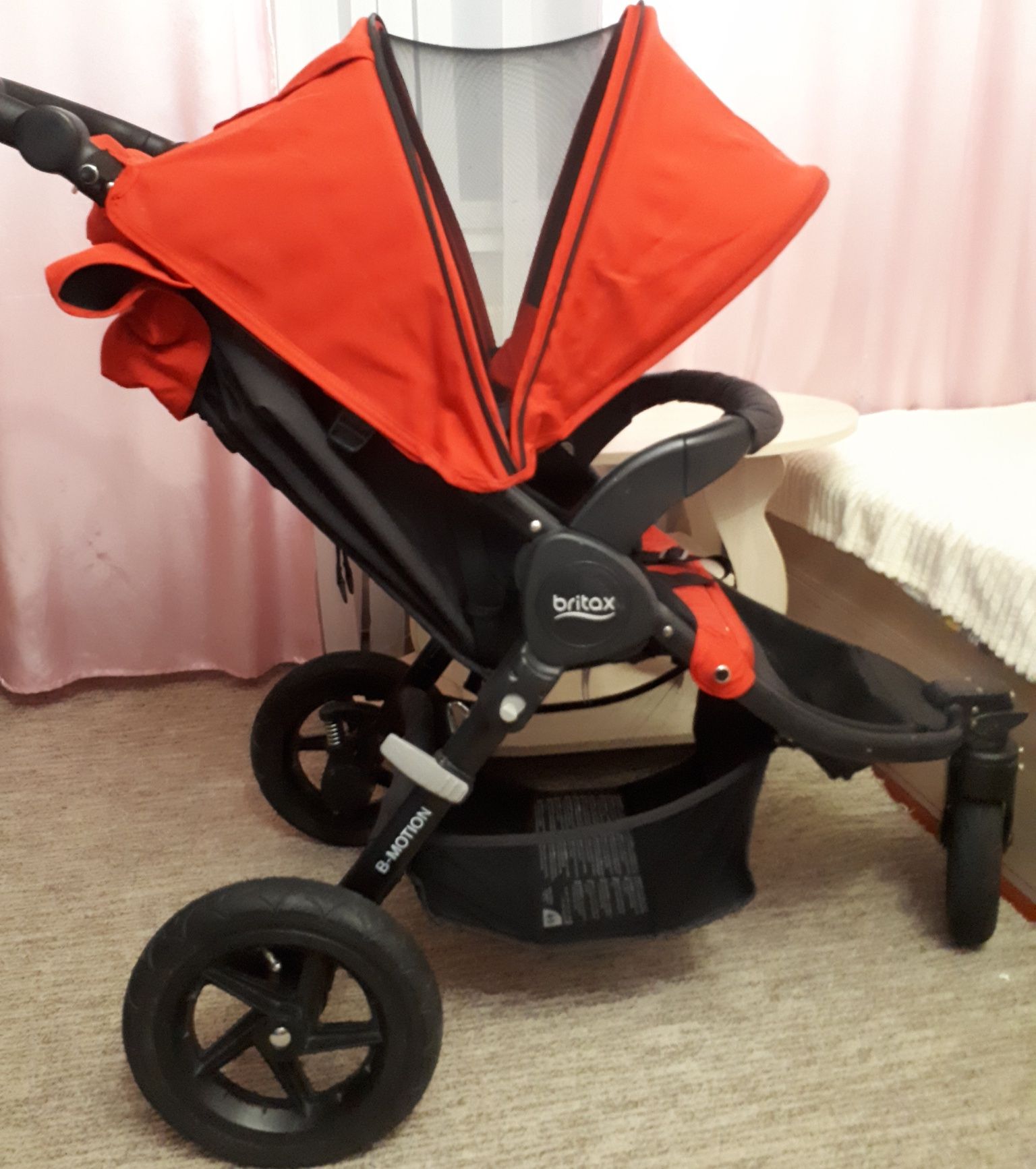 Дитяча  прогулочна коляска Britax B Motion-3 червоного кольору.