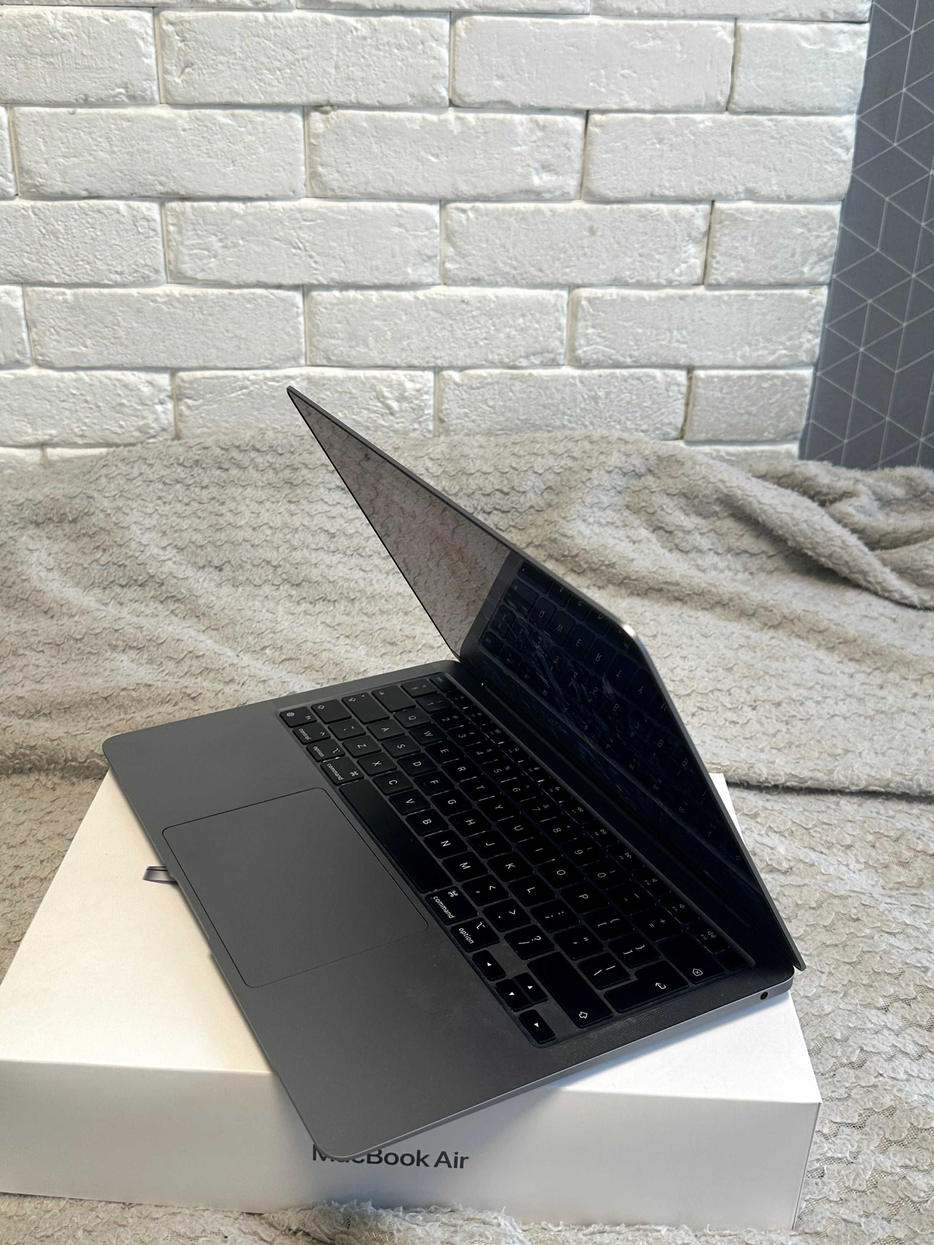 Macbook Air M1 2020, 256gb, 8gb ram + podkładka