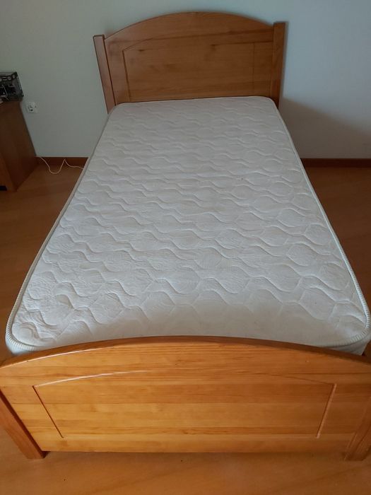 Cama de solteiro  com colchão e estrado usada e em bom estado
