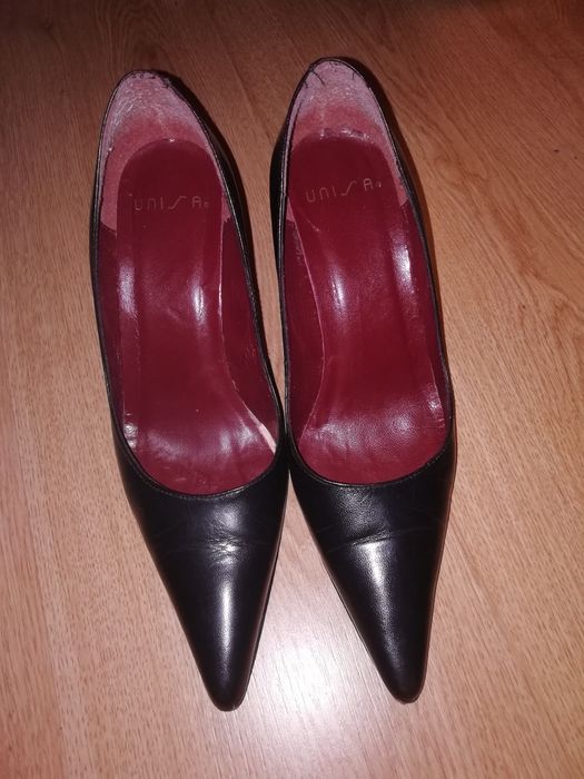 Sapatos pretos marca Unisa, salto alto