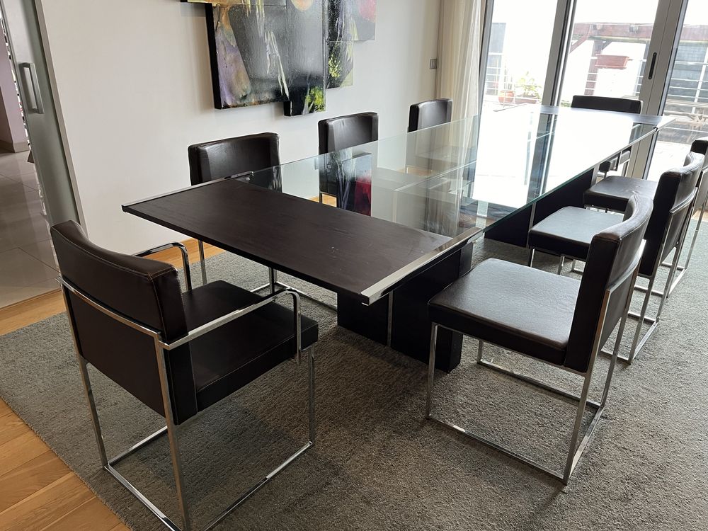 Vendo mesa de jantar, acompanha 8cadeiras em pele