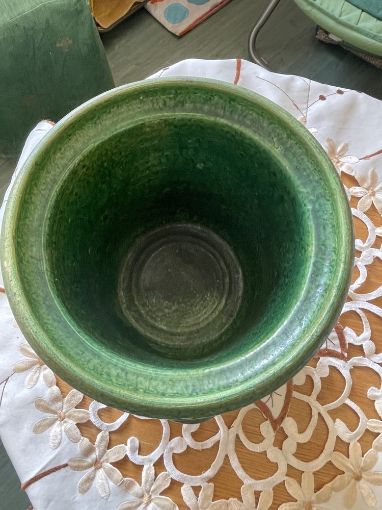Zielony pojemnik ceramiczny