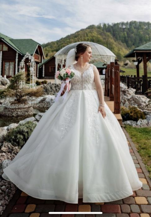 Продам весільну сукню!Одягала один раз!Сукня після хімчистки!