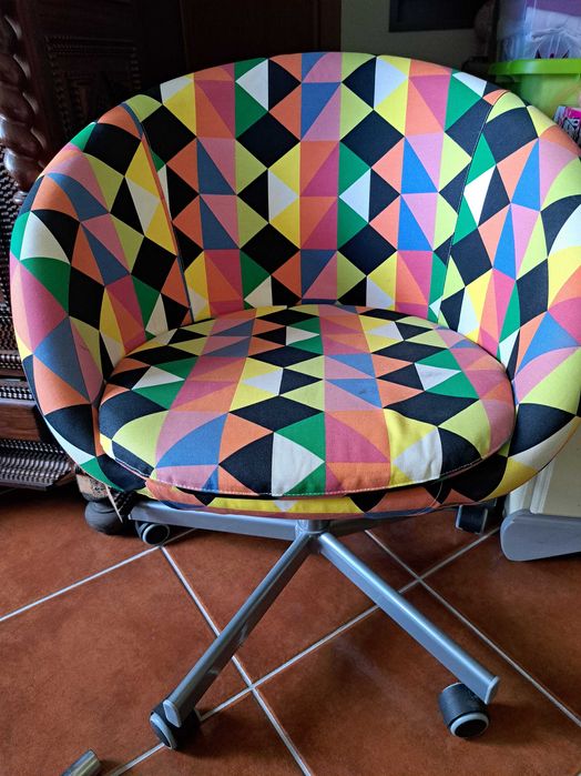 Cadeira de escritório moderna com rodas