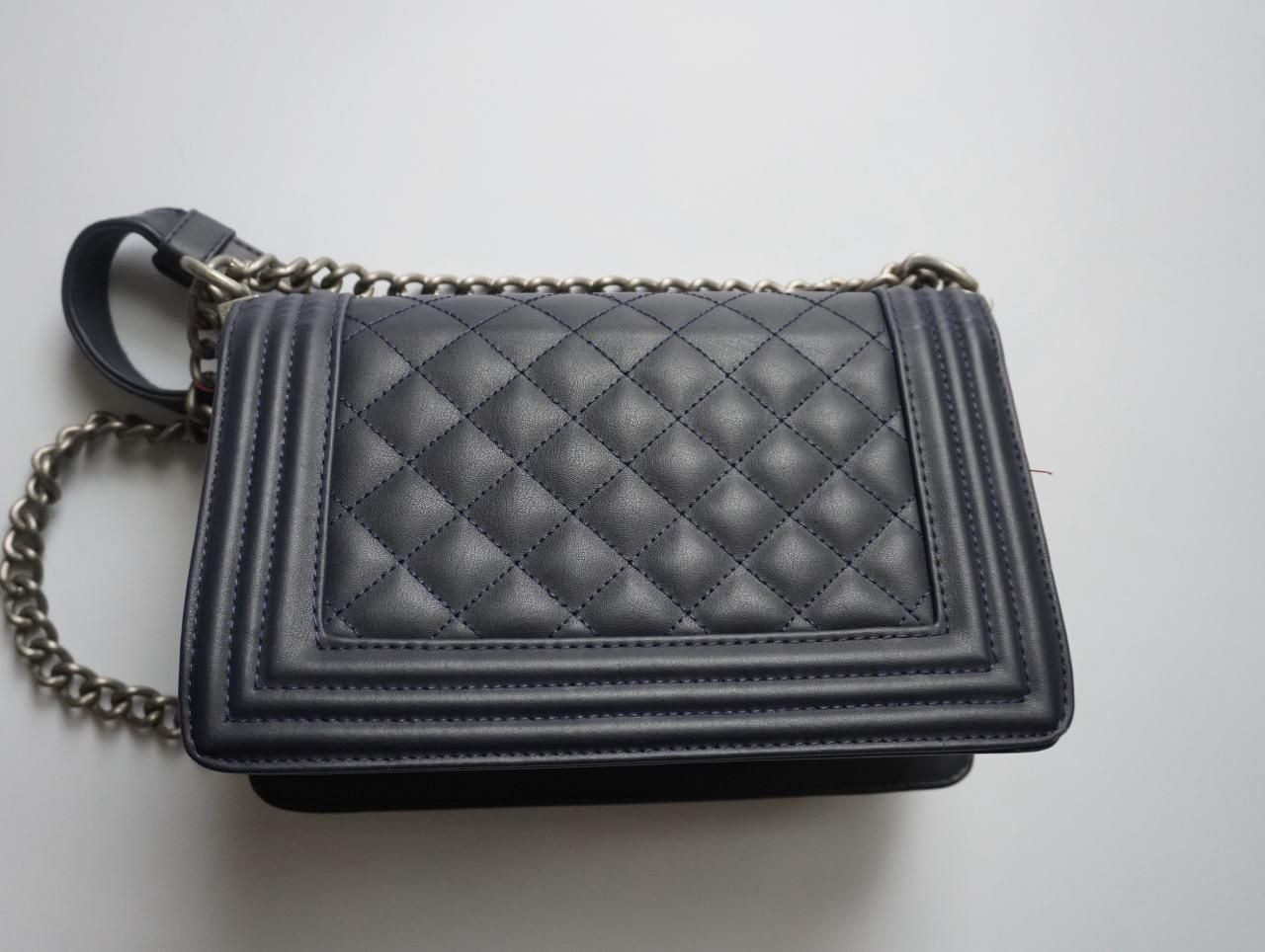 Chanel torba listonoszka pikowana granatowa boy