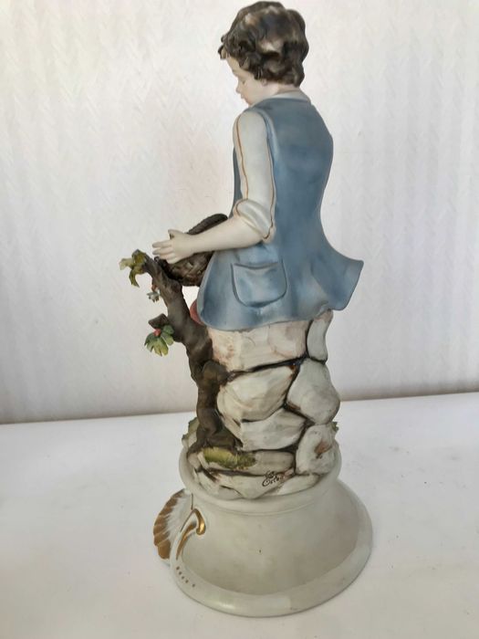 Скульптура хлопчика з кошиком винограду, 33 см., Каподімонте, Італія.