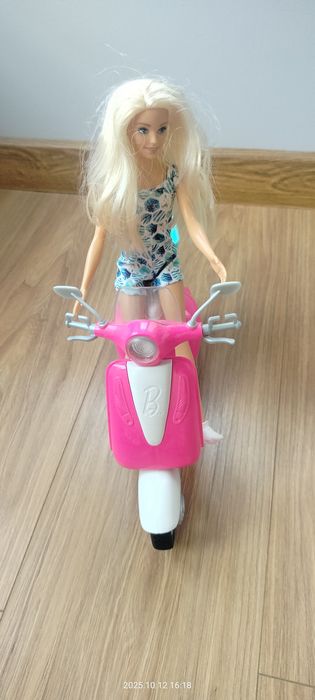 Zabawka - lalka Barbie i skuter