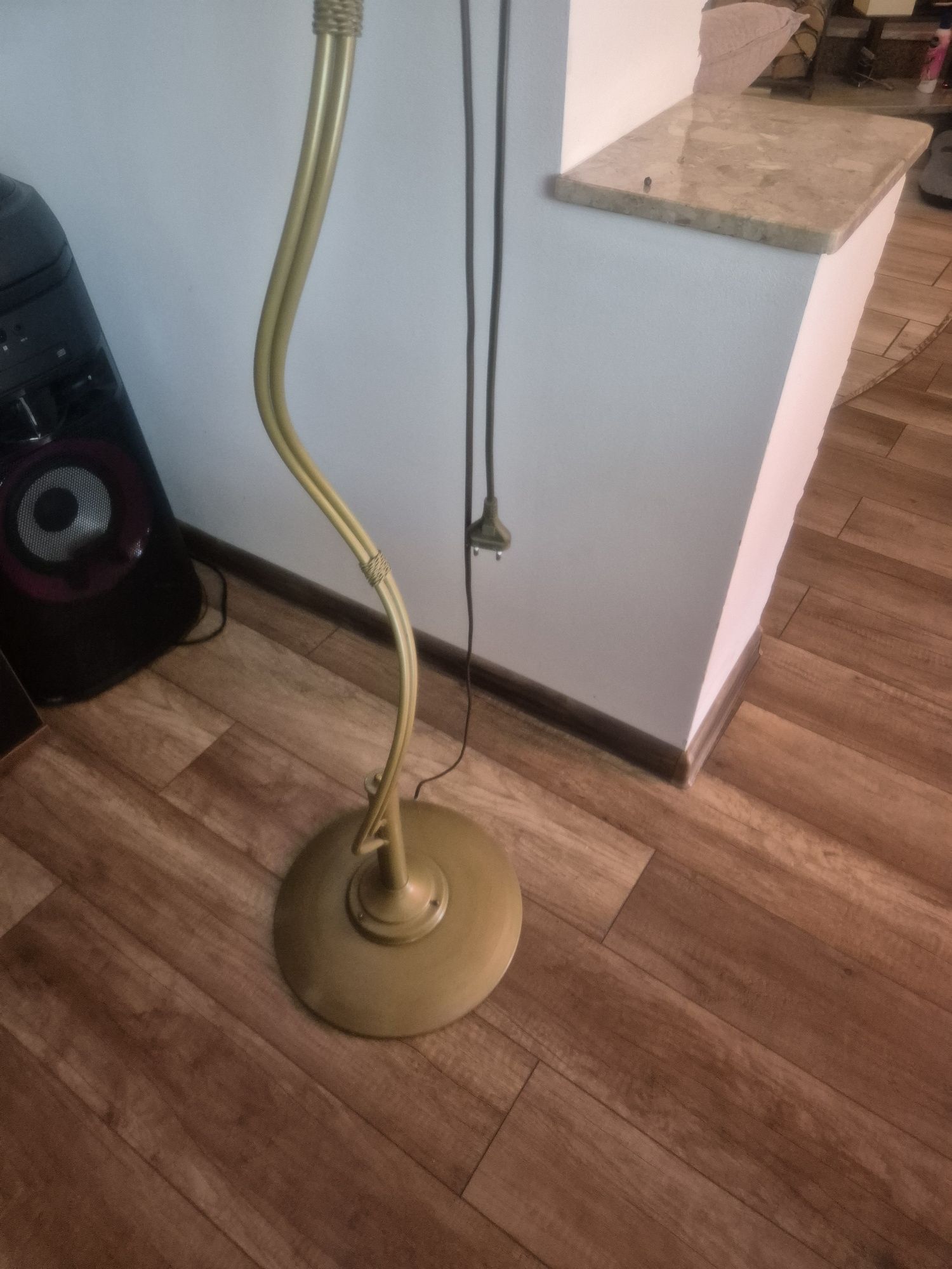 Lampa stojąca w stylu retro