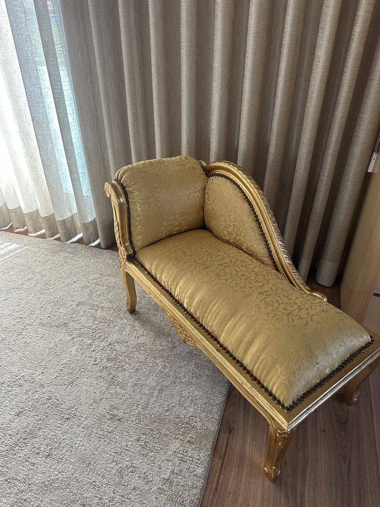 Canapé em dourado