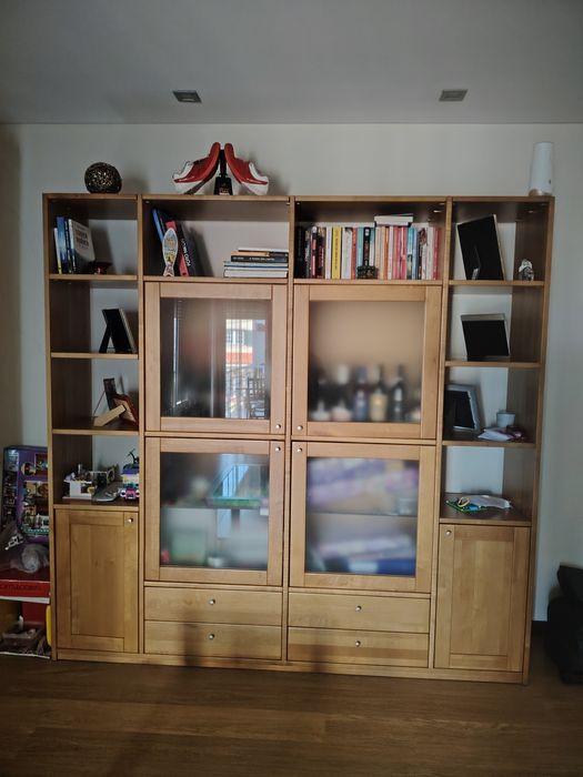 Móvel de sala com oferta de mesa