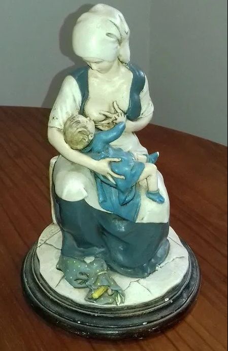 Estatueta "Mãe Pobre" pintada à mão