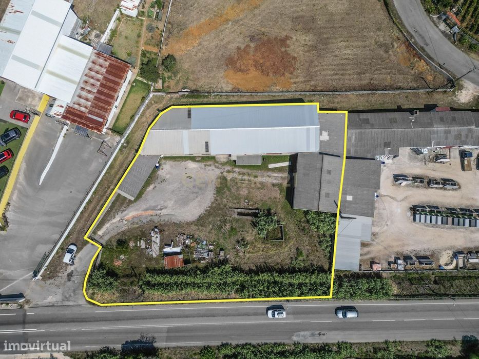 Armazéns 619m2 com Terreno urbano de 1977m², com acesso direto á N109