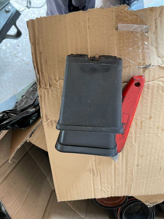 Sprzedam doniczki kwadratowe przemysłowe P 9: 05 litra pojemności.