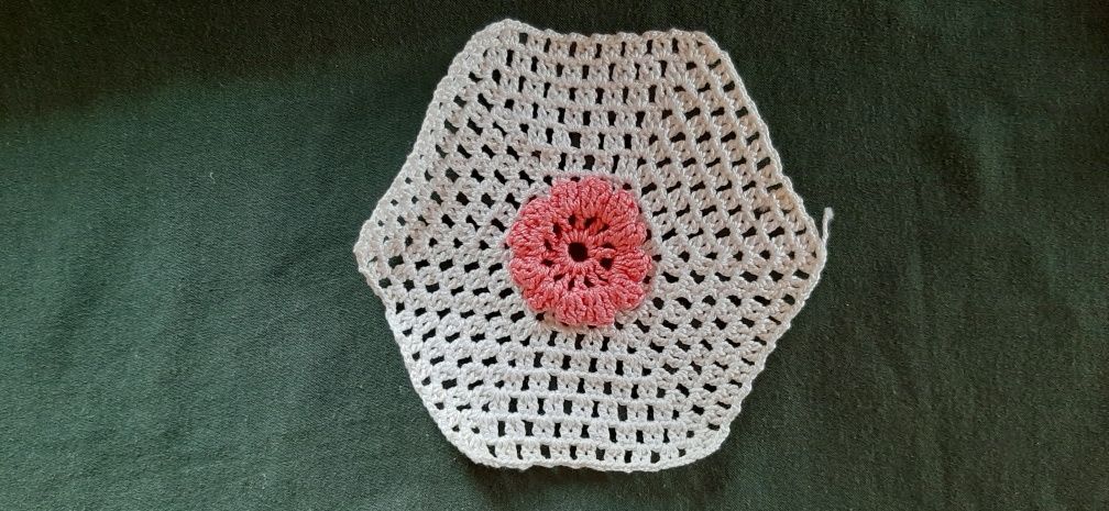 Rendas, crochês e bordados.