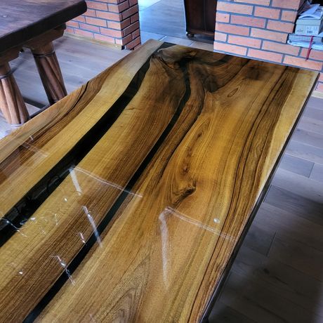 Stół z orzecha włoskiego, blat 140 x 70 cm, żywica połysk