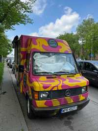 Foodtruck Mercedes burger frytki