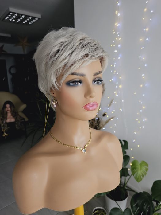Krótka peruka platynowy blond na odroscie brąz KBS-17 naturalna fryzur