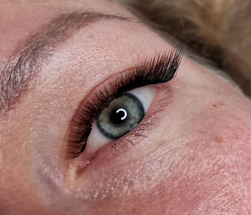 Нарощування вій.