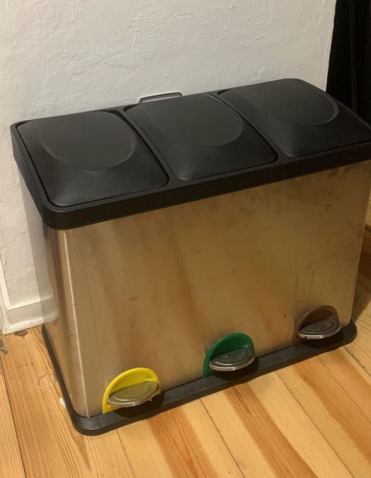 Caixote do lixo com pedal e separador de resíduos em metal
