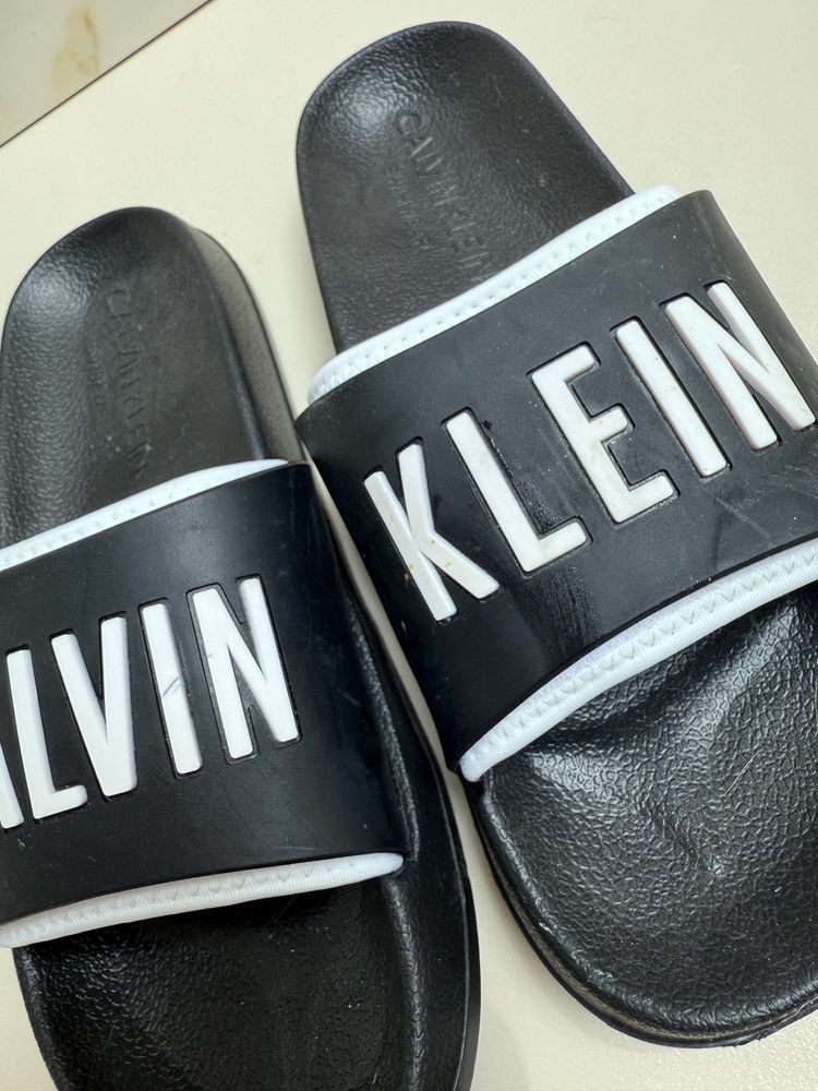 Czarne klapki plażowe Calvin Klein 35/36