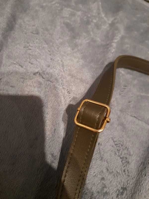 Torebka w kolorze khaki z łańcuchem