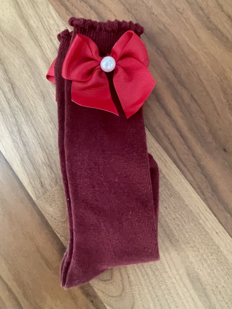 Meias altas Bordeaux com laço e pérola.