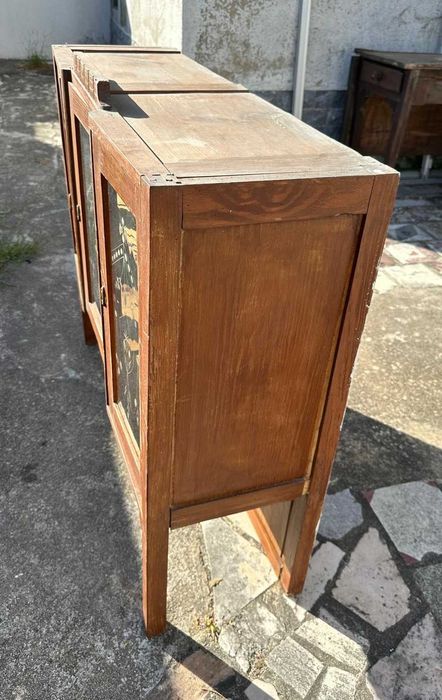 Móvel antigo com portas de vidro