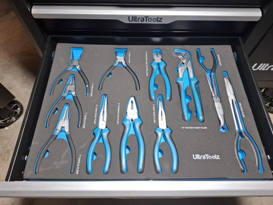 Szafka narzędziowa z elektronarzędziami