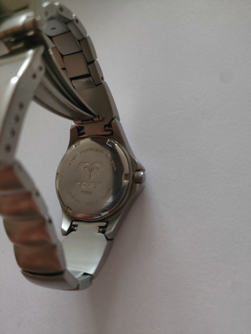 Zegarek Roxy ze stalową bransoletą, niebieski cyferblat