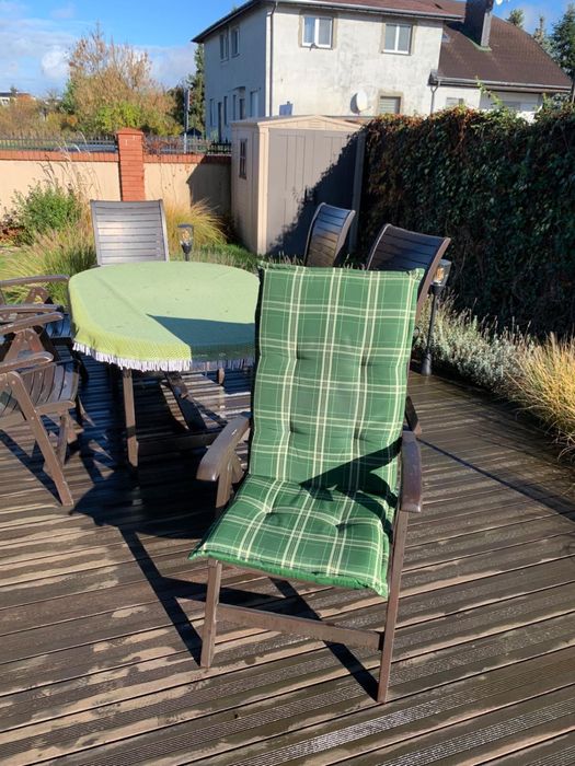 Stół + 6 krzeseł drewnianych + zestaw poduszek – używane