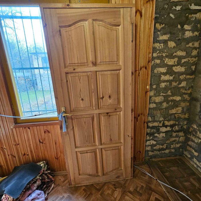 Деревʼяні двері нові