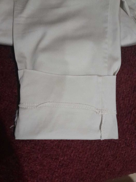 Чорні та білі брюки