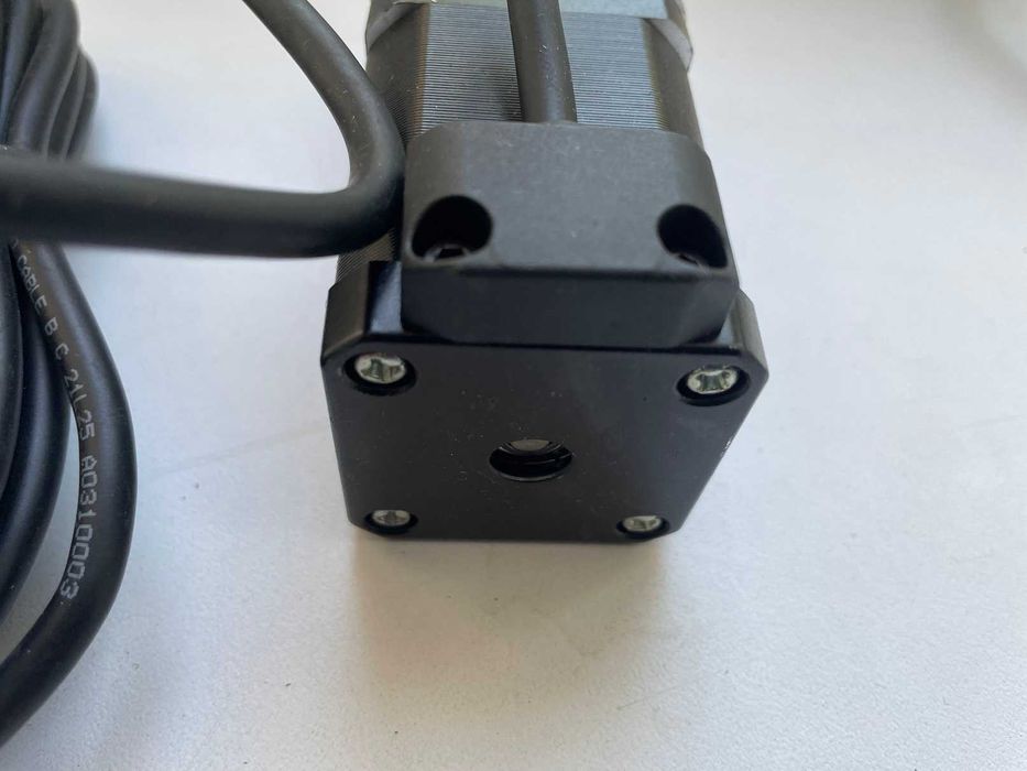 Прецизійний кроковий двигун із планетарним редуктором