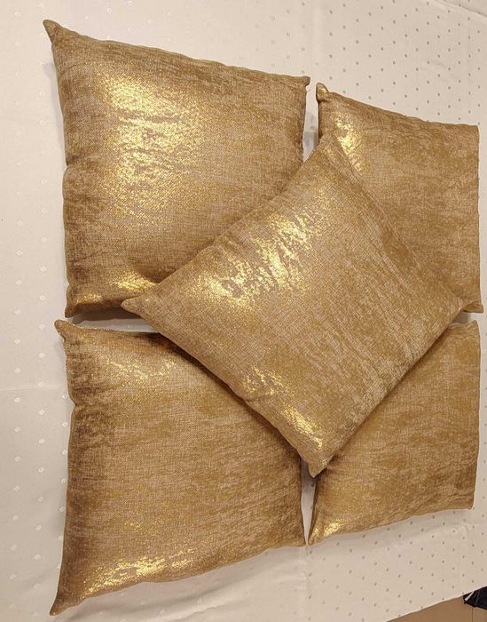 Poduszki dekoracyjne kolor złoty 5 sztuk.