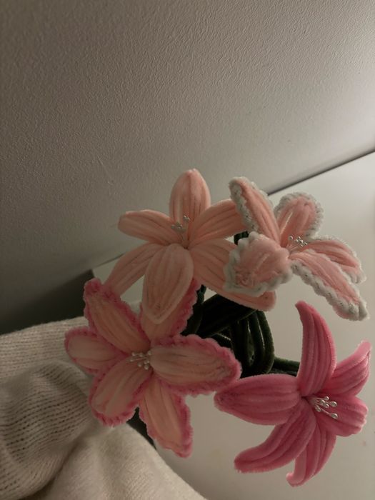 bukiet sztucznych kwiatów