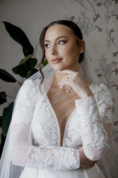 Весільна сукня з рукавами