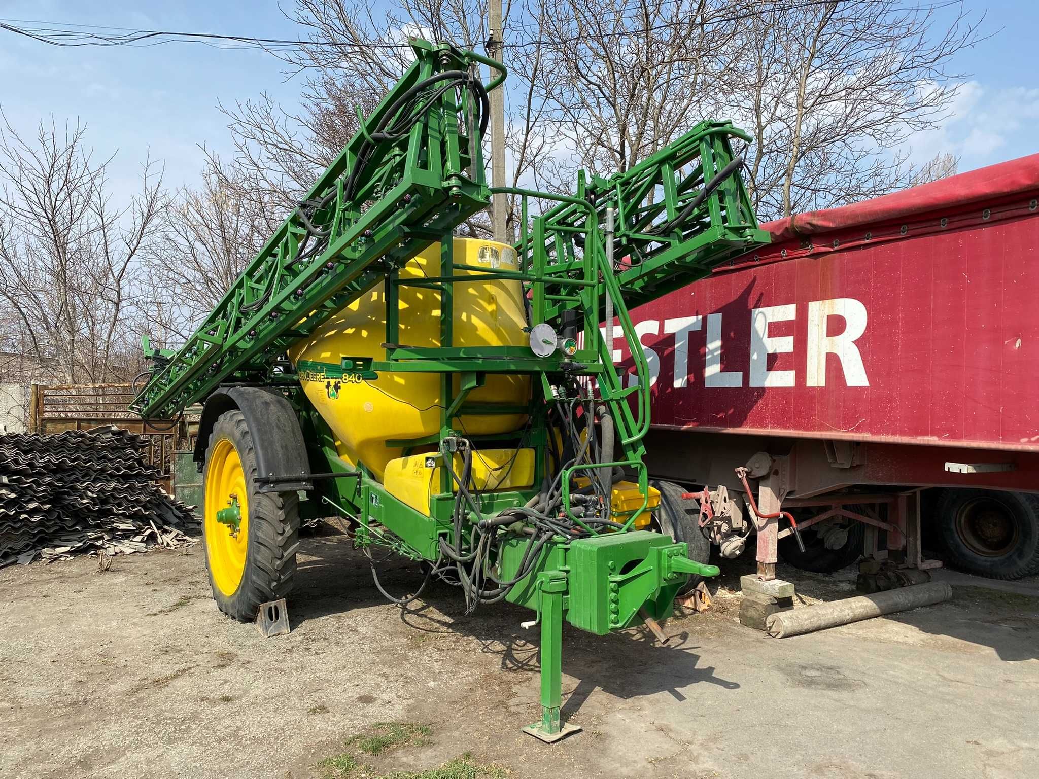 Обприскувач причіпний  JOHN DEERE 840