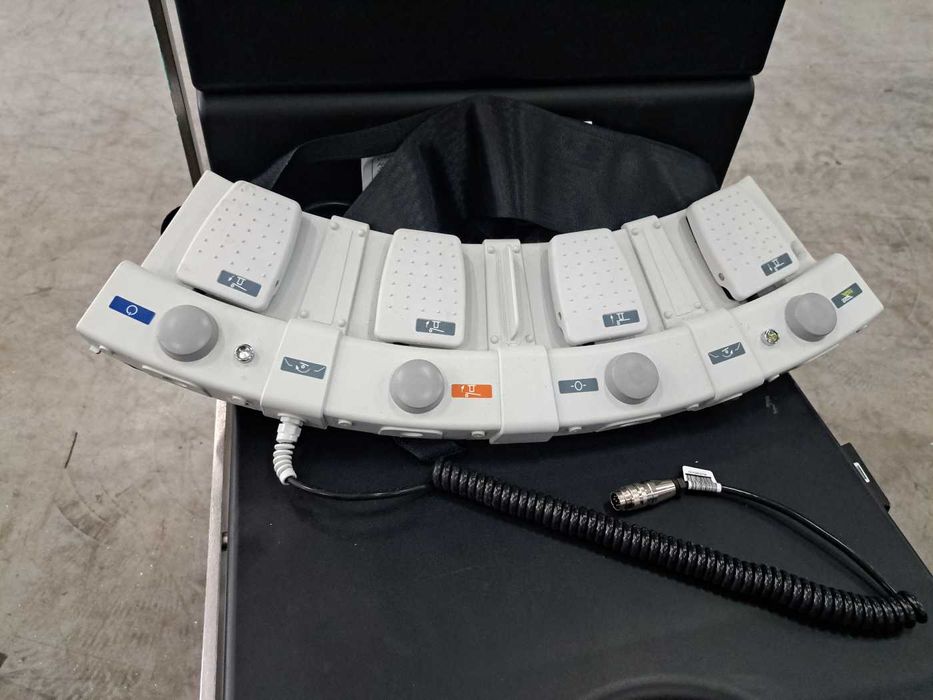 Pięciosegmentowy stół operacyjny z pasami i sterownikiem FAMED SU-03