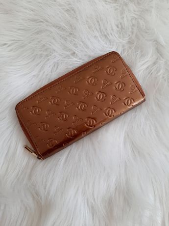 złoty damski duży portfel logowany Chanel