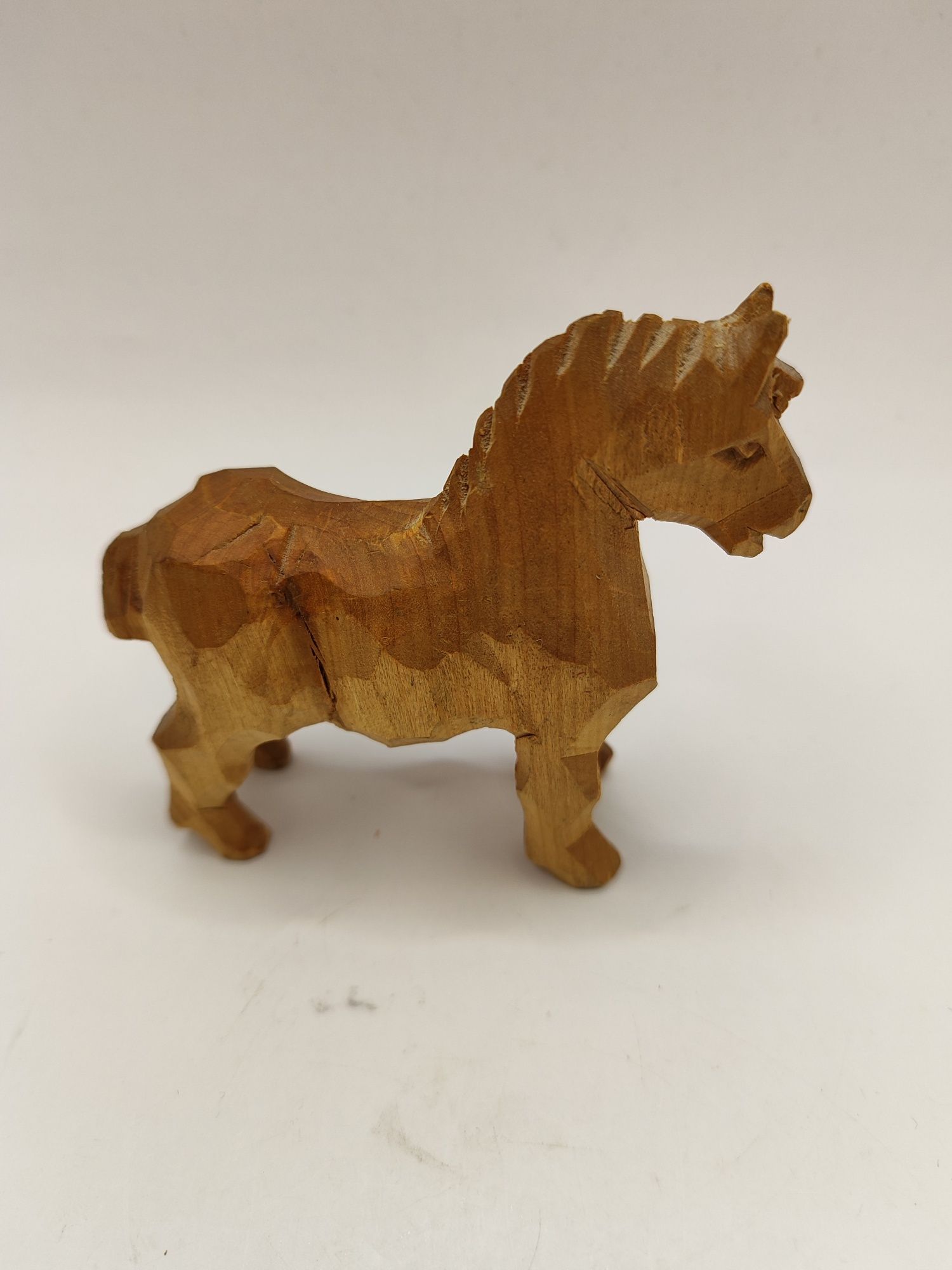 Rzeźba drewniana koń konik kolekcja koni drewno