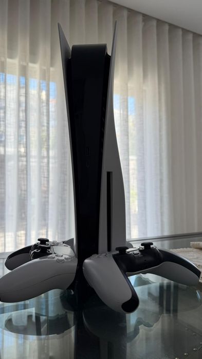 PS5 com dois comandos