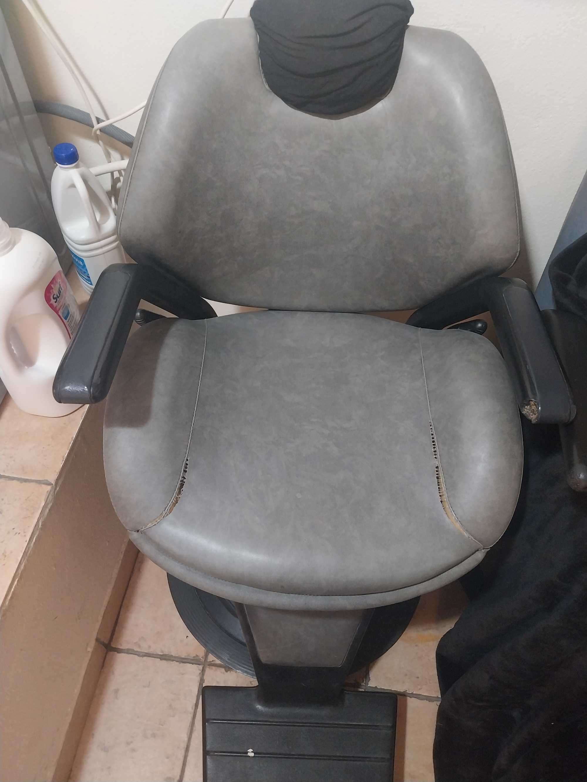 Vendo cadeira de barbearia  e espelhos
