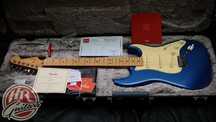 Fender American Ultra Stratocaster SSS z 2020 roku, kolor Cobra Blue