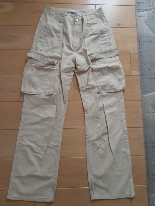 beżowe cargo spodnie bershka