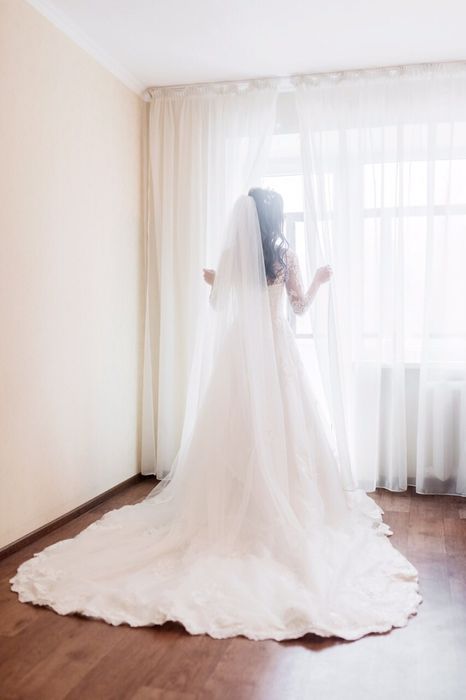 Свадебное платье с длинным шлейфом