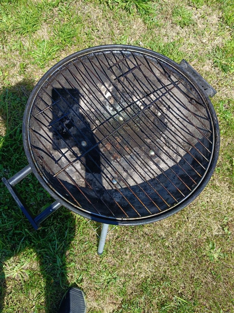 Grill ogrodowy okrągły na kółkach