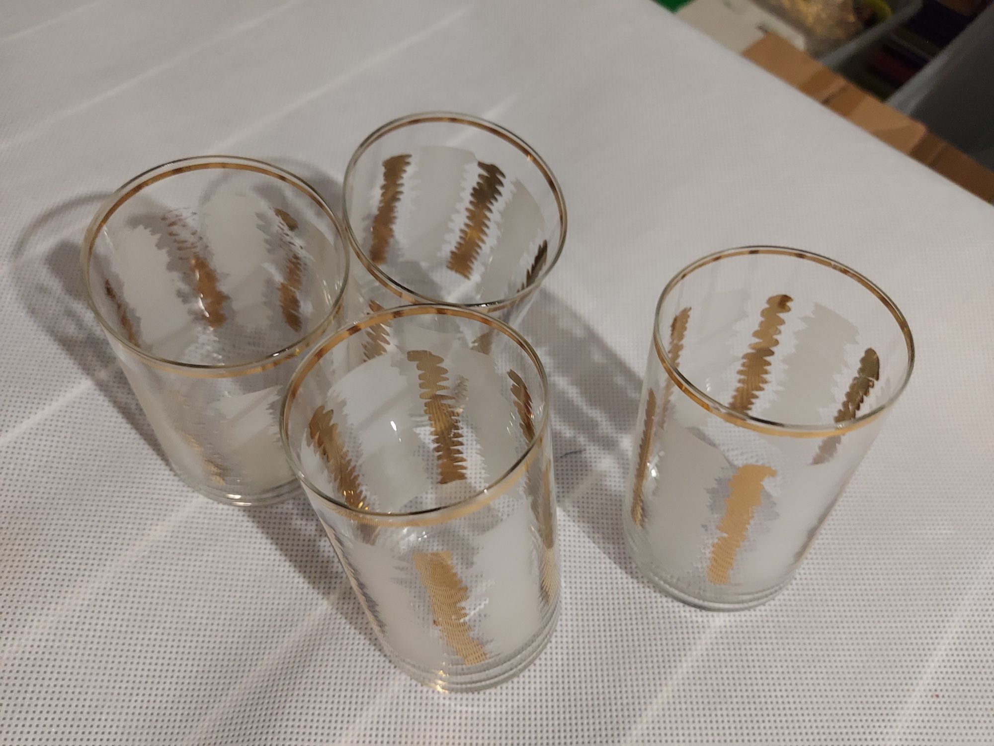 Cztery szklanki vintage ze złotymi wzorami
