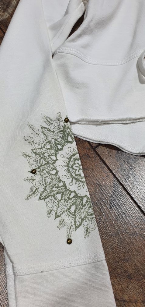 Guess oryginalna narzutka krótka biała wzory kaptur bluza M