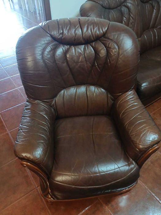 Sofas em pele em bom estado