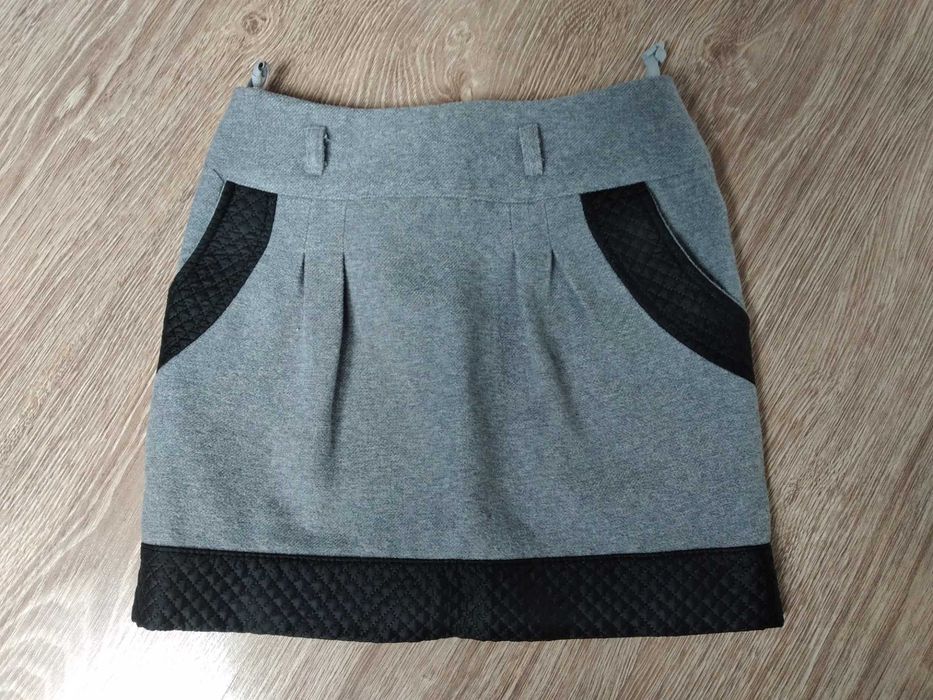 spódnica z czarnymi wstawkami 128